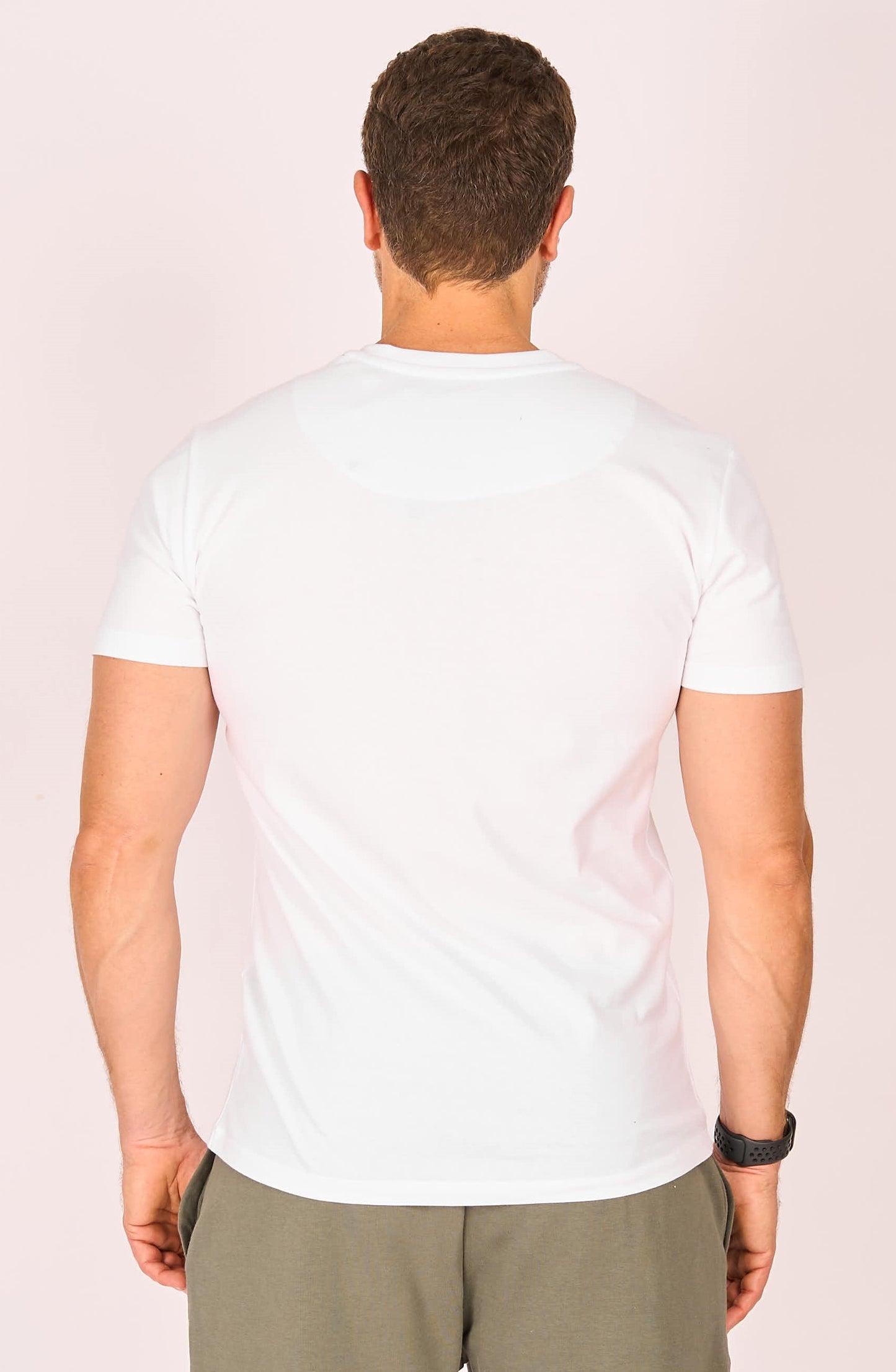 تي شيرت أسود بياقة على شكل حرف V