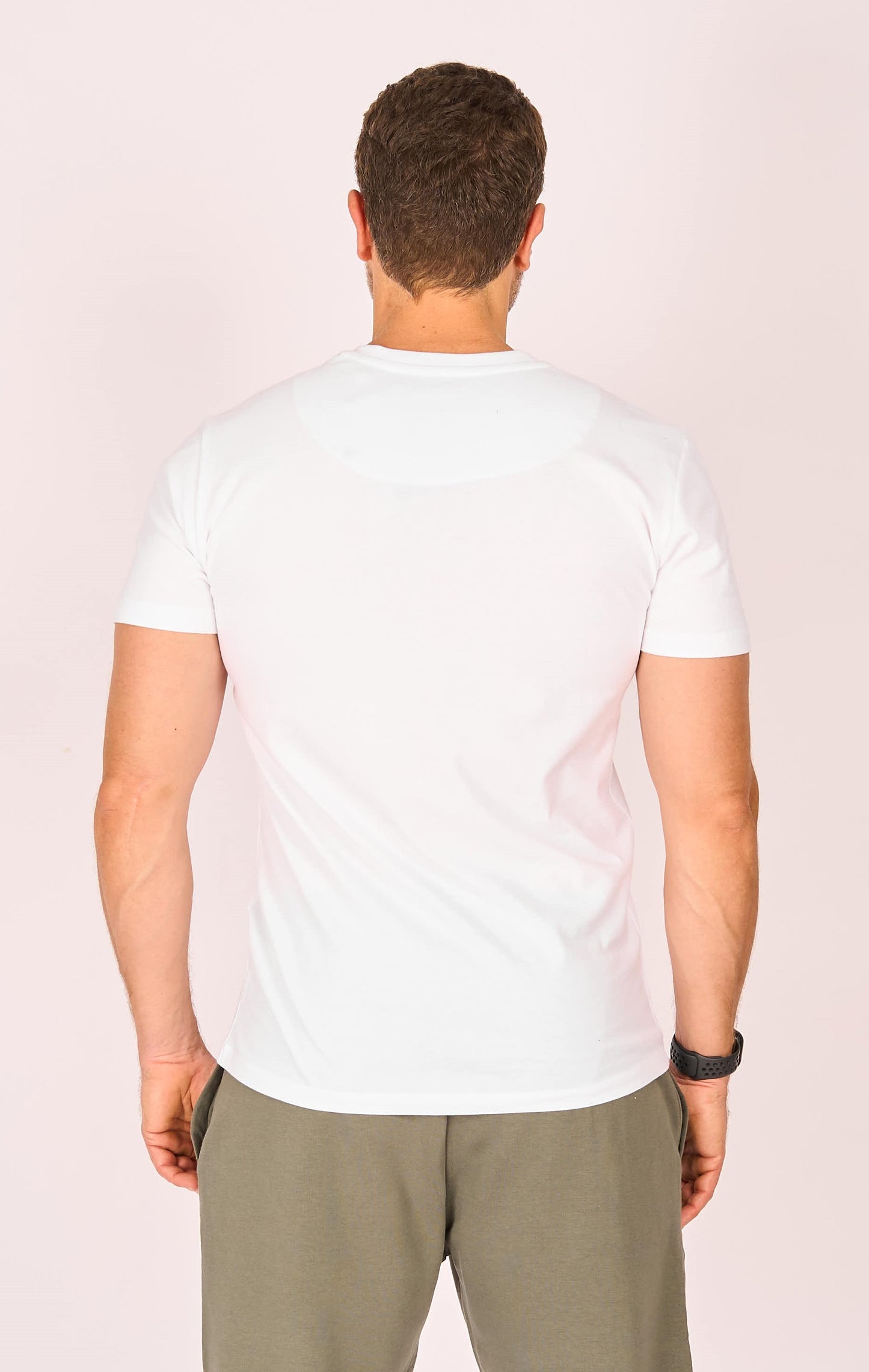 تي شيرت بياقة دائرية وجيب أبيض